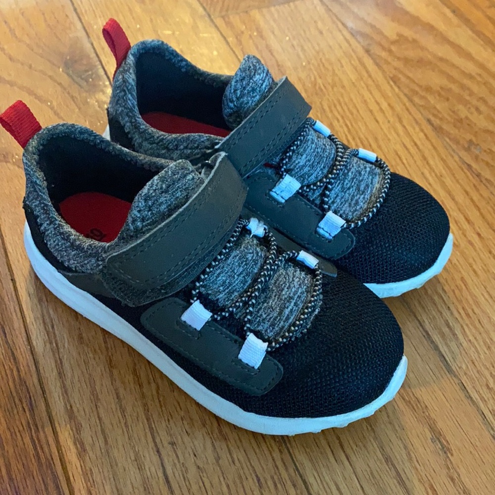 Carter’s toddler boys sz 10 Velcro sneakers